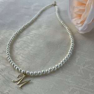 Lanț perle Swarovski crem  4mm și inițială