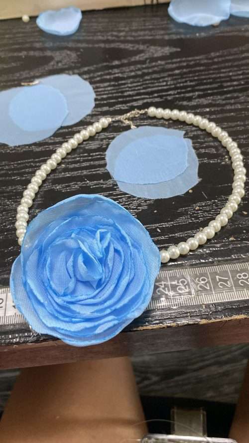 Colier perle Swarovski și trandafir lucrat manual ( albastru )